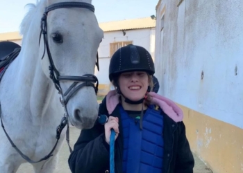 Cristina Landete, primera jinete con sordoceguera en España que supera barreras a través de la hípica