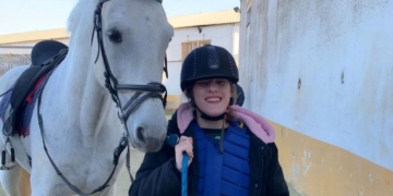 Cristina Landete, primera jinete con sordoceguera en España que supera barreras a través de la hípica