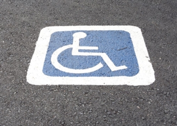 Derechos y obligaciones de las personas con tarjeta azul de aparcamiento PMR en España