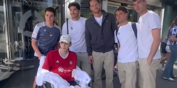El detalle de la Real Sociedad con un joven aficionado que perdió las dos piernas y un brazo por una meningitis