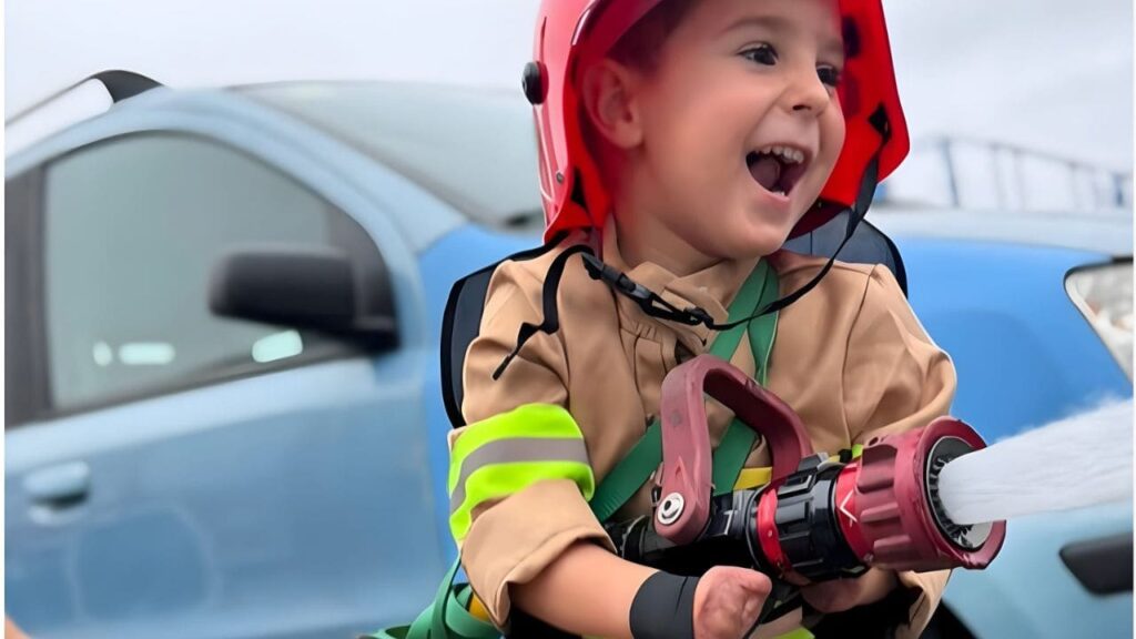 El detalle de los bomberos de Gijón con Mael, un niño que perdió brazos y piernas por una meningitis