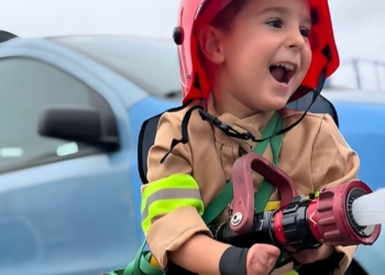 El detalle de los bomberos de Gijón con Mael, un niño que perdió brazos y piernas por una meningitis