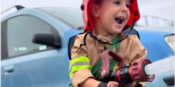 El detalle de los bomberos de Gijón con Mael, un niño que perdió brazos y piernas por una meningitis