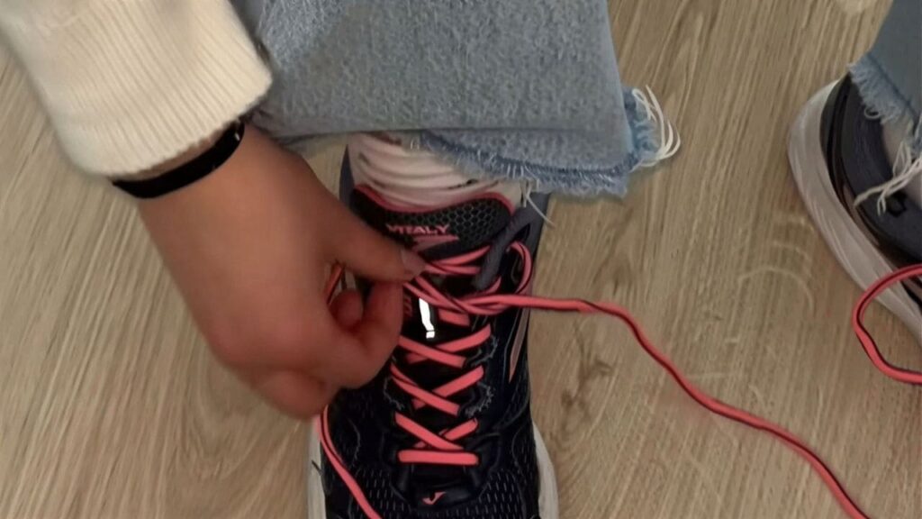 Cómo atarse los cordones con una mano: el truco de una terapeuta ocupacional para personas con discapacidad