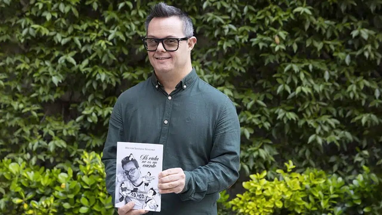 Héctor Santana, joven con síndrome de Down, escribe un libro sobre su propia historia: ‘Mi vida no es un cuento’