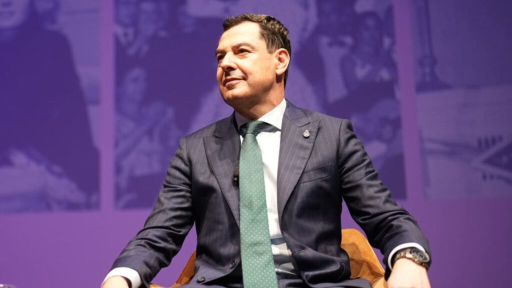 Juanma Moreno, presidente de la Junta de Andalucía familia numerosa