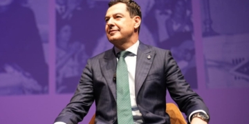 Juanma Moreno, presidente de la Junta de Andalucía familia numerosa