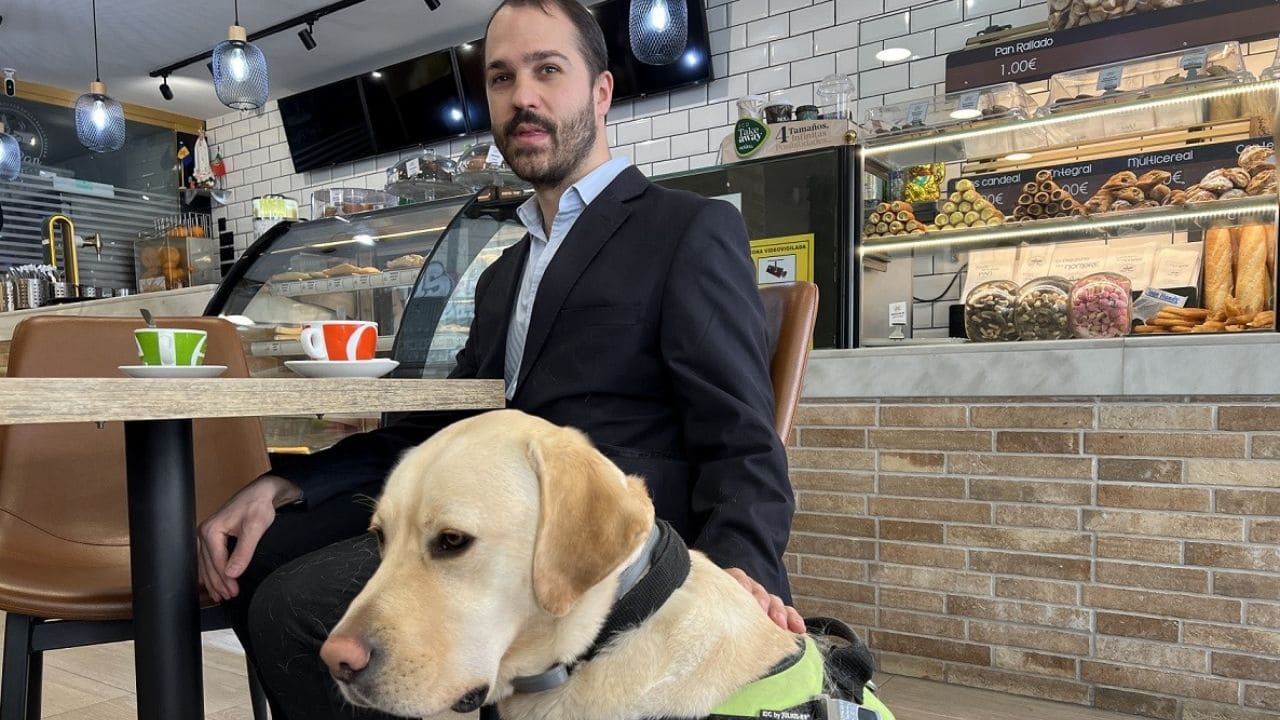 La ONCE confirma que los perros guía pueden acceder a todos los lugares de uso público con personas ciegas