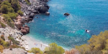 La cala de la Doncella a solo 50 minutos de Málaga que no te puedes perder este verano