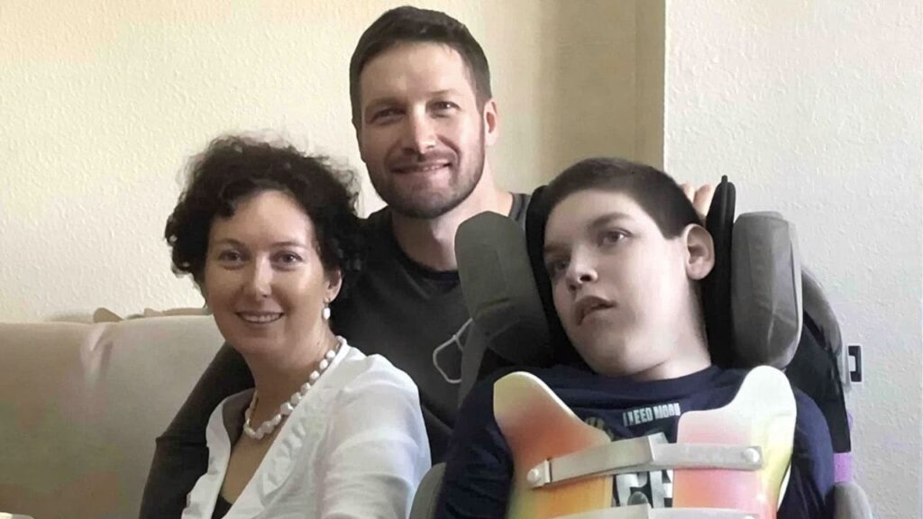 La familia de Leo, un niño de 14 años con discapacidad, ruega ayuda para obtener una furgoneta adaptada