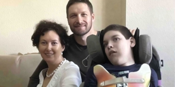La familia de Leo, un niño de 14 años con discapacidad, ruega ayuda para obtener una furgoneta adaptada