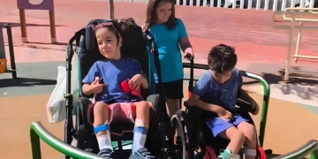 La madre de dos niños con discapacidad reclama parques infantiles adaptados