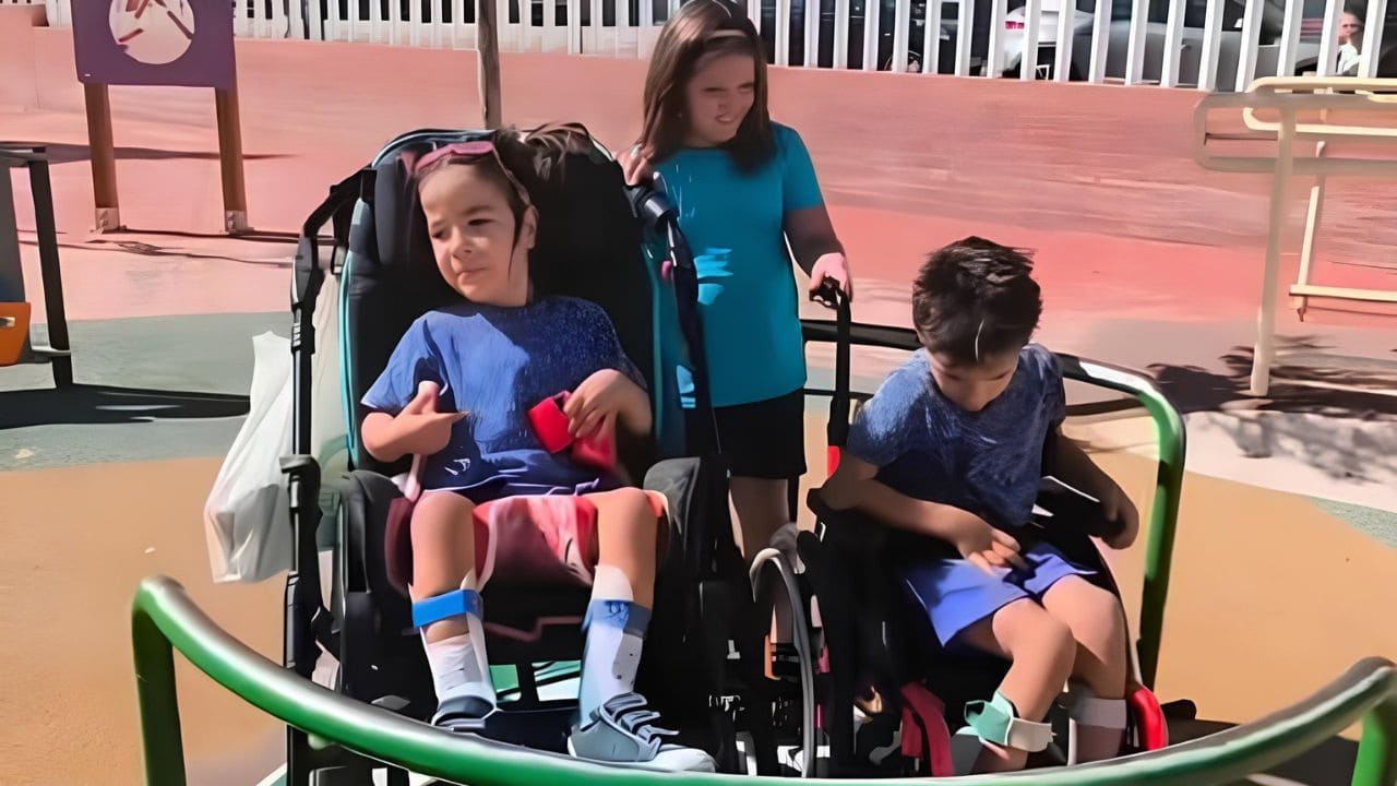 La madre de dos niños con discapacidad reclama parques infantiles adaptados: «Jugar también es un derecho»