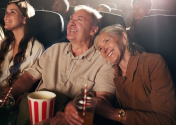 Las personas mayores con sordera reclaman recursos y medidas de accesibilidad en las las salas de cine