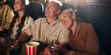Las personas mayores con sordera reclaman recursos y medidas de accesibilidad en las las salas de cine