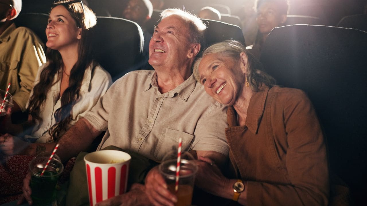 Las personas mayores con sordera reclaman recursos y medidas de accesibilidad en las las salas de cine