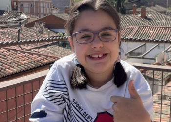 Laura, una niña con parálisis cerebral que denuncia el trato infantil a personas con discapacidad