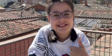Laura, una niña con parálisis cerebral que denuncia el trato infantil a personas con discapacidad