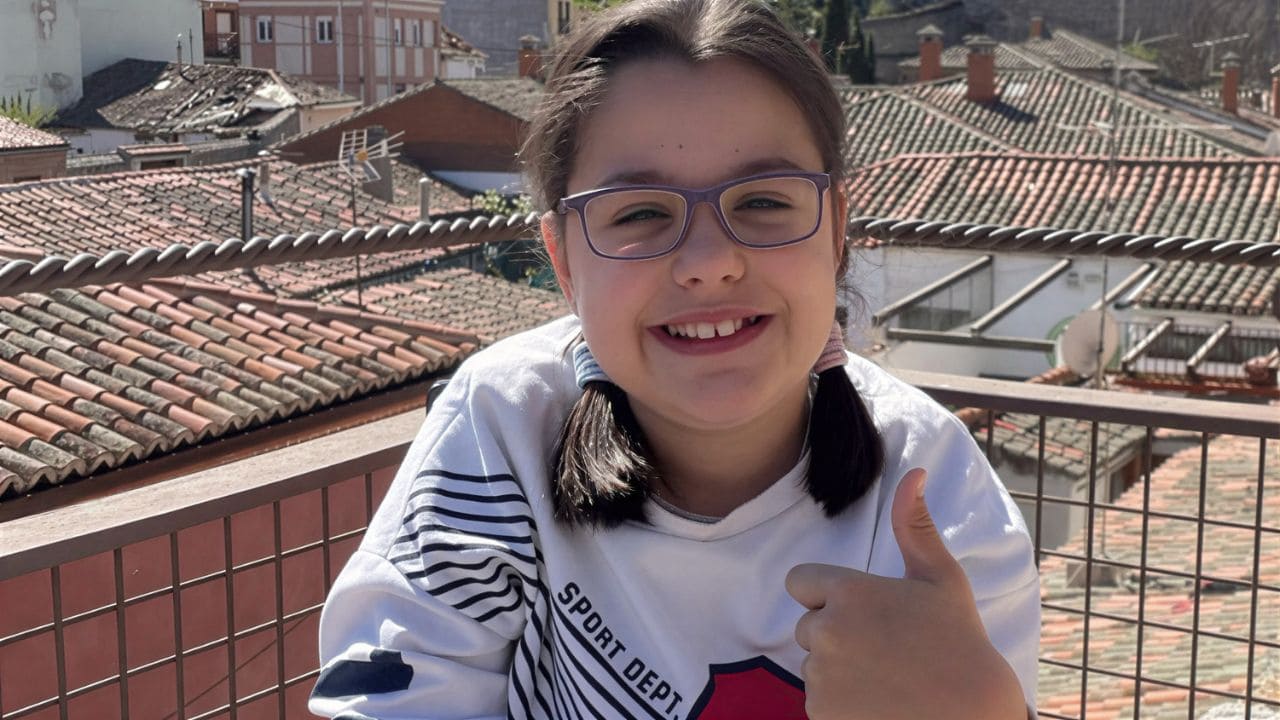 Laura, una niña con parálisis cerebral que denuncia el trato infantil a personas con discapacidad