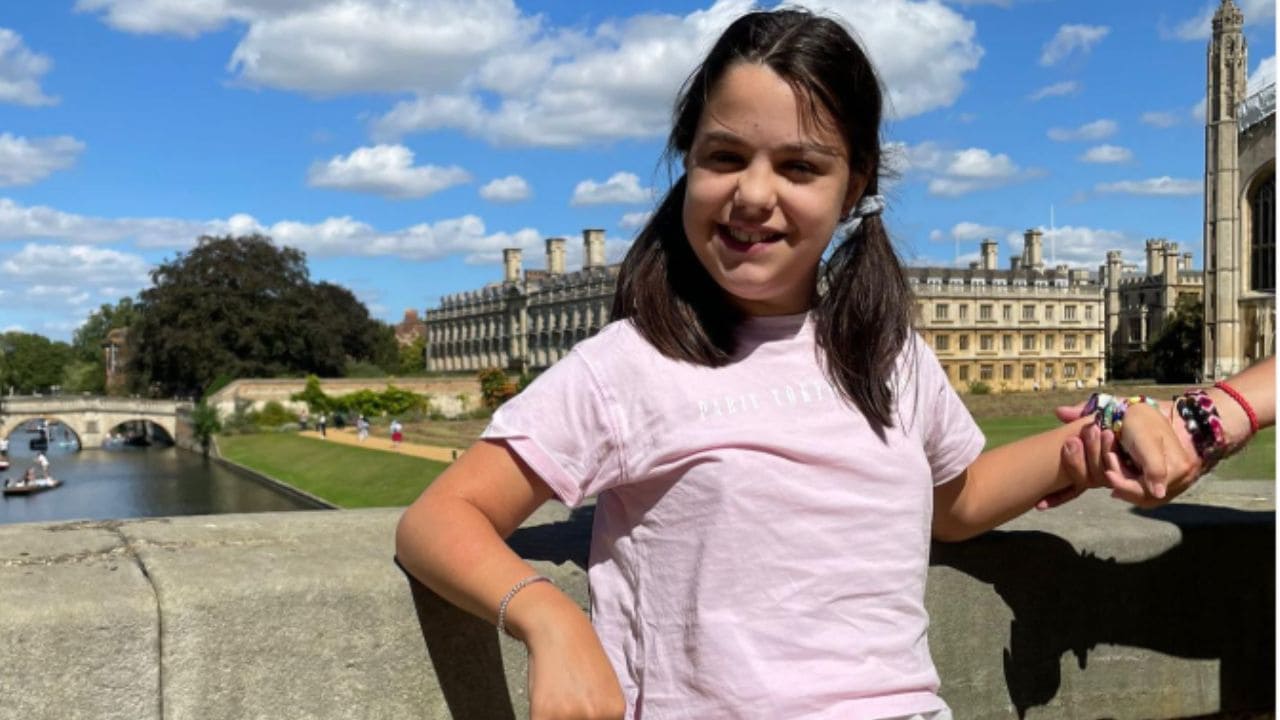 Laura, una niña de 15 años con parálisis cerebral, denuncia el trato infantil hacia las personas con discapacidad