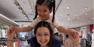 Los padres de Olivia, una pequeña con discapacidad visual