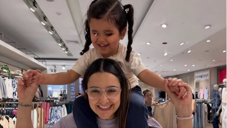 Los padres de Olivia, una pequeña con discapacidad visual
