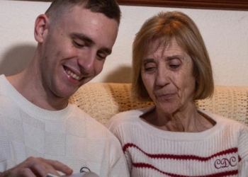 Luis, junto a su madre, hacen frente al Alzheimer