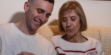 Luis, junto a su madre, hacen frente al Alzheimer