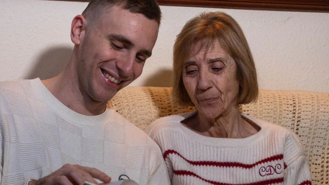 Luis, junto a su madre, hacen frente al Alzheimer