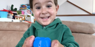 El detalle de los bomberos de Gijón con Mael, un niño que perdió brazos y piernas por una meningitis