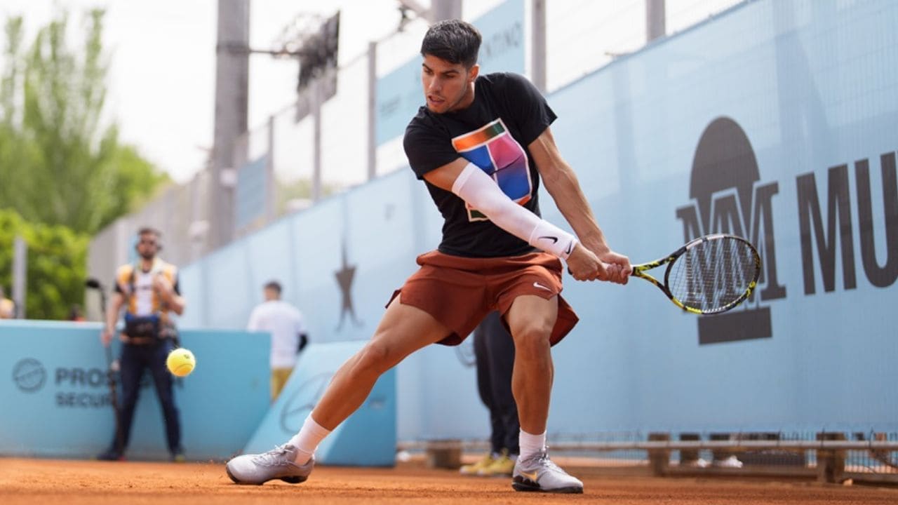 Carlos Alcaraz sobre la pista