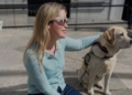 Paula Pasqual, influencer ciega, muestra los peligros de la vía pública para personas con discapacidad visual