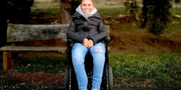Pilar Castro, psicóloga con discapacidad, muestra cómo es el mecanismo de un contenedor de basura accesible