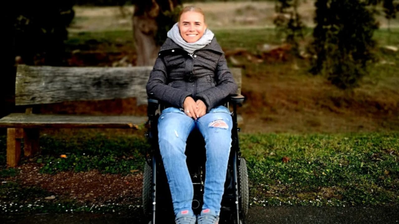Pilar Castro, psicóloga con discapacidad, muestra cómo es el mecanismo de un contenedor de basura accesible