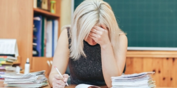 El INSS retira la incapacidad permanente a una profesora a pesar de haber empeorado