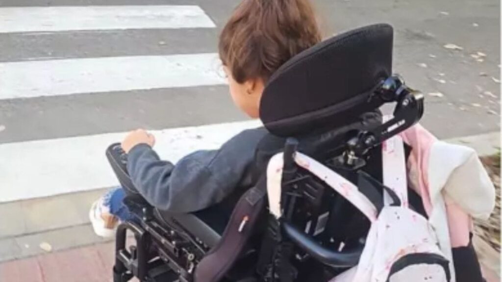 Roban la silla de ruedas eléctrica de una niña de 9 años y 73% de discapacidad