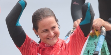 Sarah Almagro, surfista española con discapacidad, crea su propia marca de ropa por falta de patrocinios