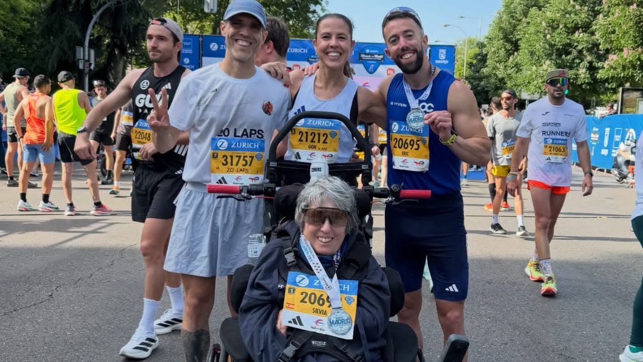 Un joven completa la Media Maratón de Madrid junto a su madre con discapacidad para visibilizar la Esclerosis Múltiple