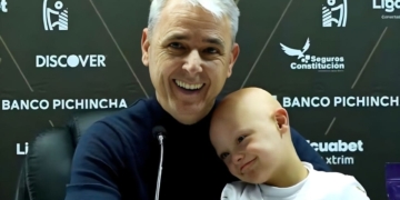 Un entrenador de fútbol sale a rueda de prensa con su hijo con síndrome de Down para reivindicar la inclusión