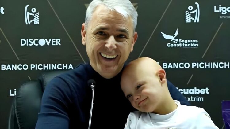 Un entrenador de fútbol sale a rueda de prensa con su hijo con síndrome de Down para reivindicar la inclusión