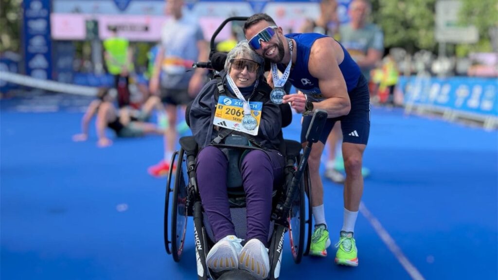 Un joven completa la Media Maratón de Madrid junto a su madre con discapacidad para visibilizar la Esclerosis Múltiple