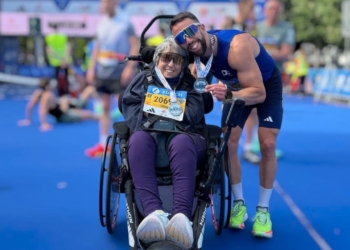 Un joven completa la Media Maratón de Madrid junto a su madre con discapacidad para visibilizar la Esclerosis Múltiple