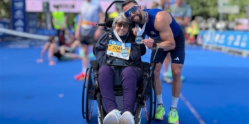 Un joven completa la Media Maratón de Madrid junto a su madre con discapacidad para visibilizar la Esclerosis Múltiple