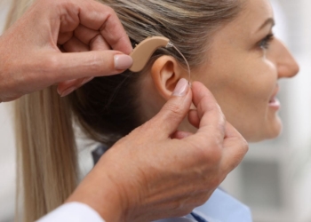Una audióloga explica los criterios para la concesión de ayudas para audífonos en personas sordas