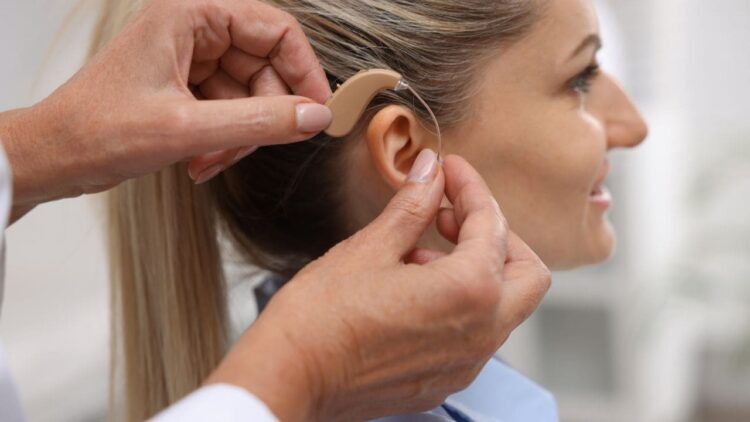 Una audióloga explica los criterios para la concesión de ayudas para audífonos en personas sordas