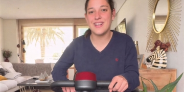 Una joven con movilidad, sobre la silla de ruedas eléctrica de la Seguridad Social y 'su' Scooter
