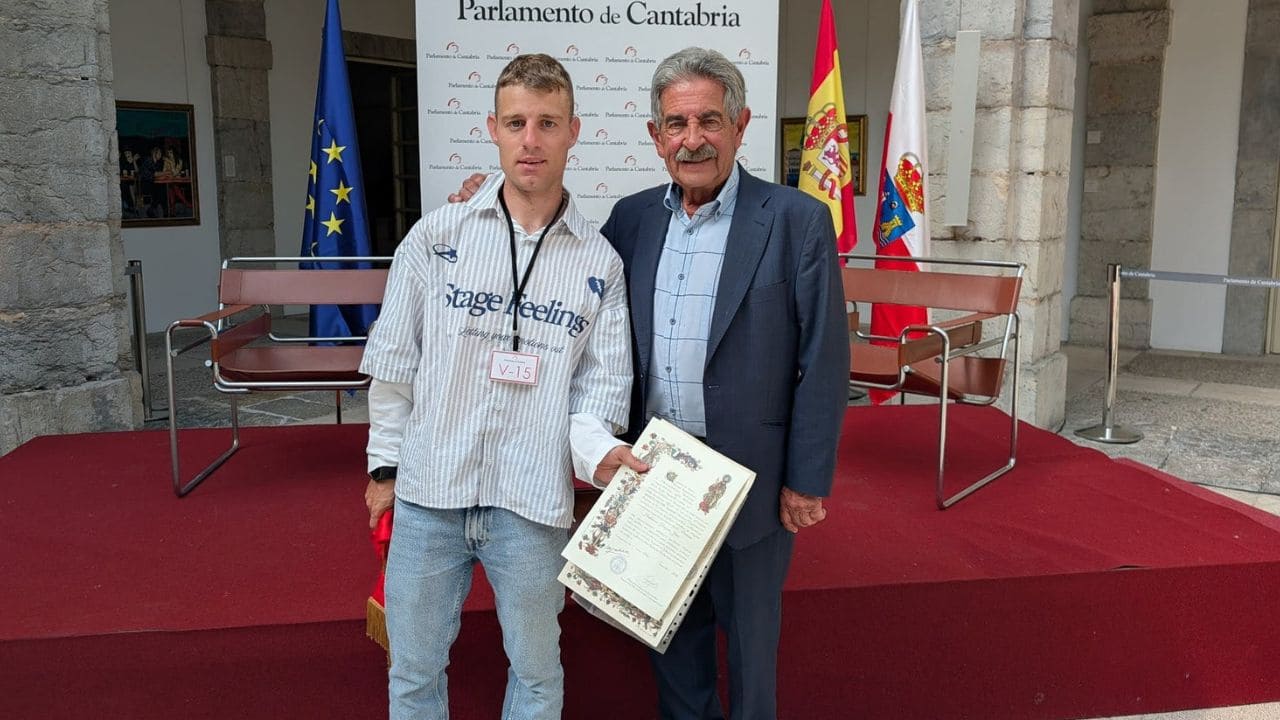 Adrián Hinojosa y Miguel Ángel Revilla en el Parlamento de Cantabria
