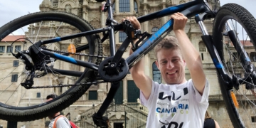 Adrián Hinojosa, deportista con discapacidad, completa el Camino de Santiago