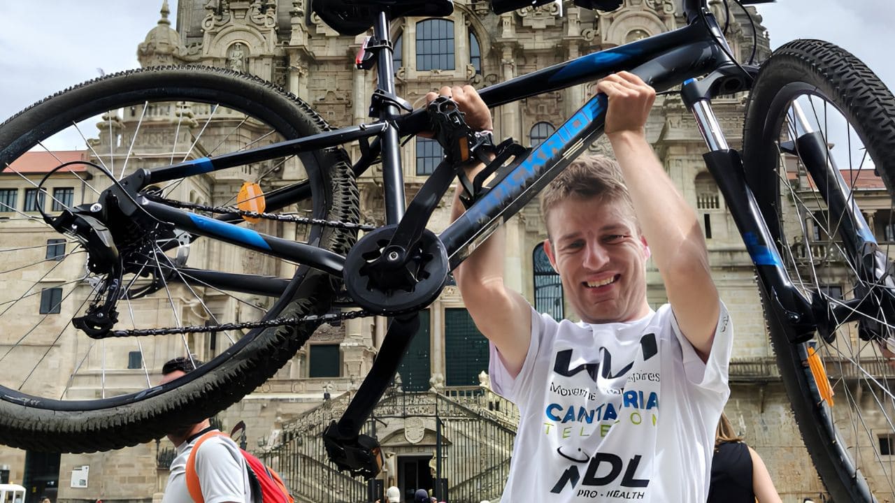Adrián Hinojosa, deportista con discapacidad, completa el Camino de Santiago