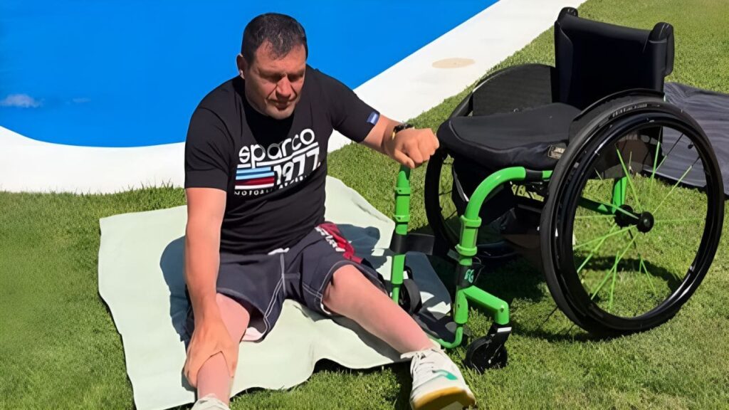 Albert Llovera enseña cómo bajar de la silla de ruedas y meterse en la piscina con una lesión medular